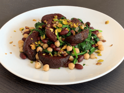 Salade met bieten en peulvruchten