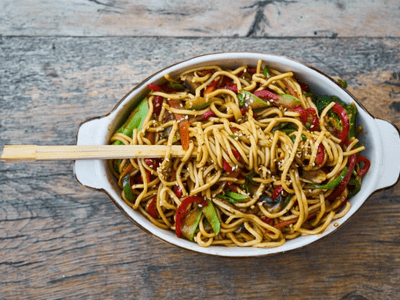 Gebakken noodles met vegan gehakt