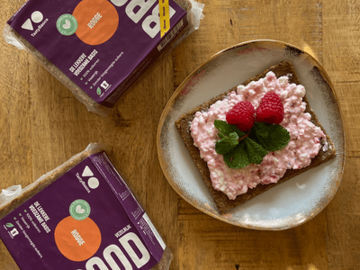 Roggebrood met framboos-hüttenkäse