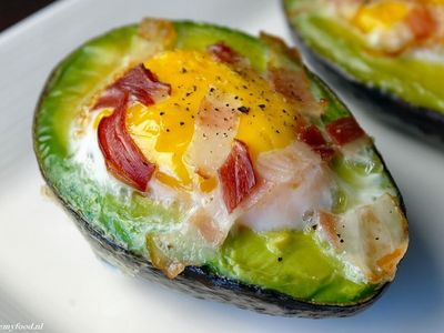 Gevulde avocado met ei en rookspek