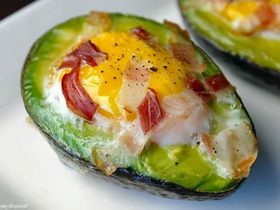 Gevulde avocado met ei en rookspek
