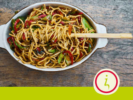 Gebakken noodles met vegan gehakt