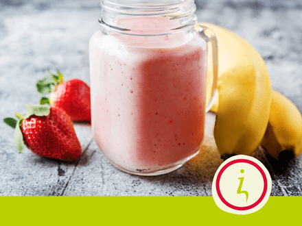 Milkshake met banaan, aardbei en drinkvoeding