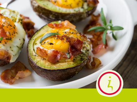 Gevulde avocado met ei en rookspek